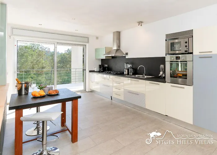 Lucere With Private Pool Near Sitges 빌라 *